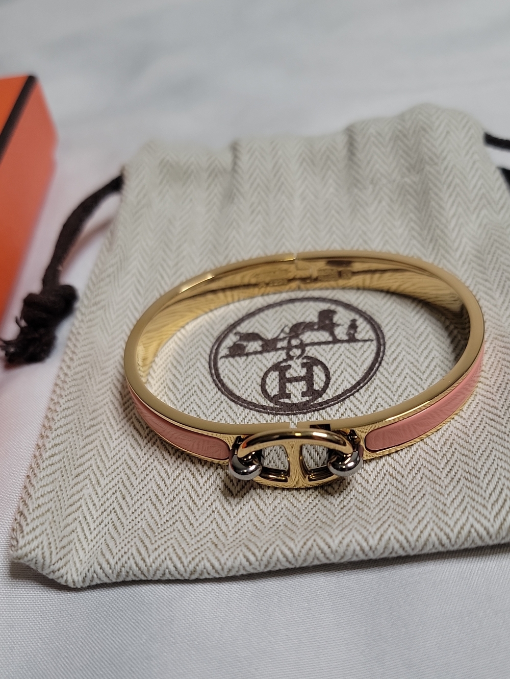 Hermès Mini Clic Chaîne d'Ancre bracele Gold-Tone Hinged Bangle with Pink Enamel